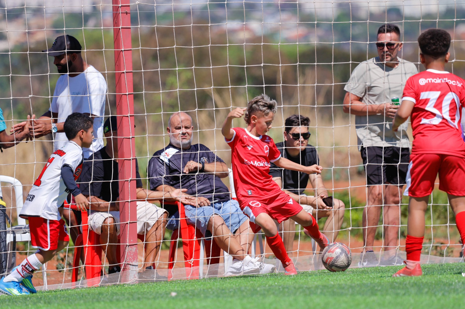 Samuel Borba conduzindo a bola próximo à linha de fundo